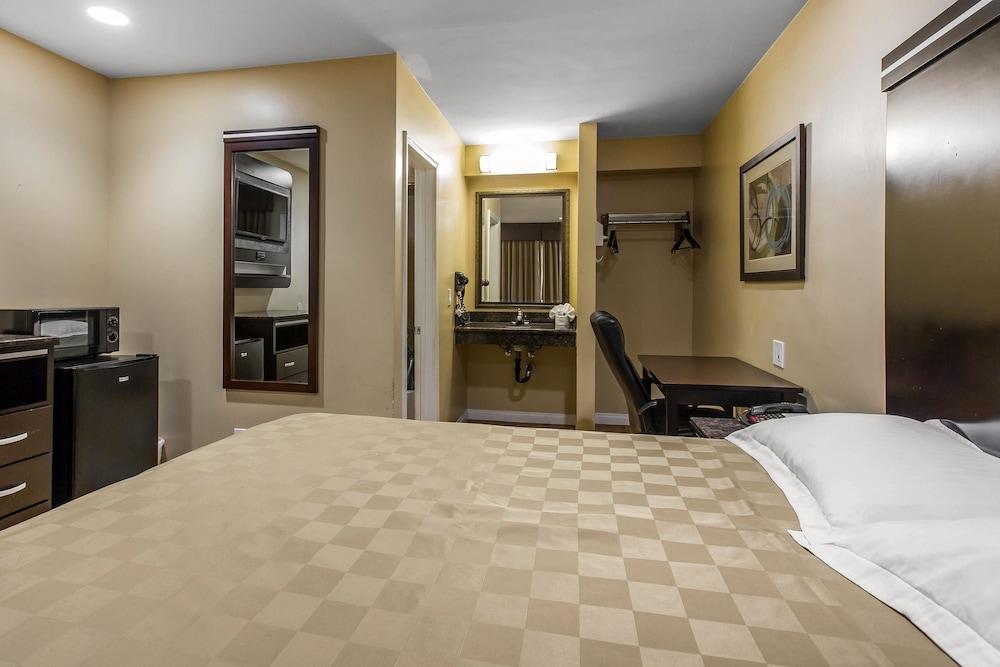 Broadway Inn and Suites 2