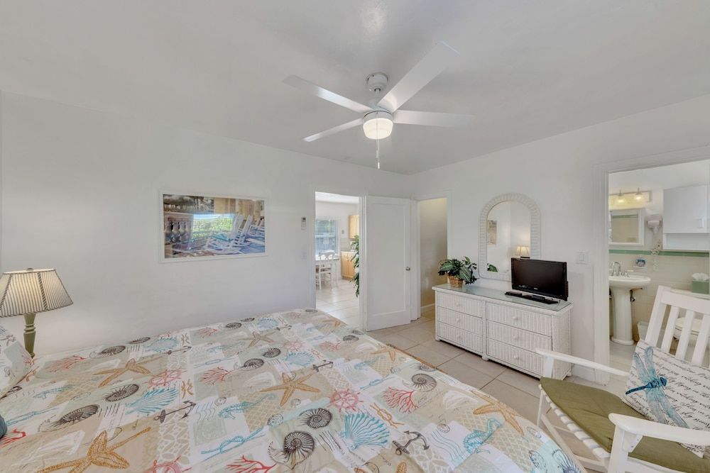 Bahama Beach Club Pompano - Boutique Studios & Apartments close to beach with heated pool 2