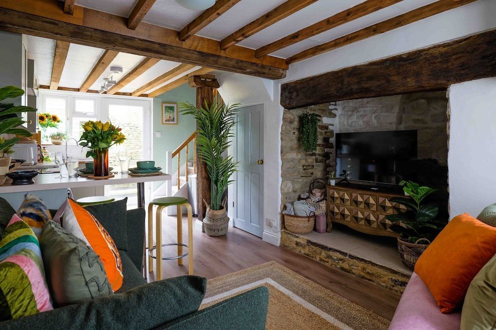 Cotswolds Cozy Cottage Retreat - pet friendly 1