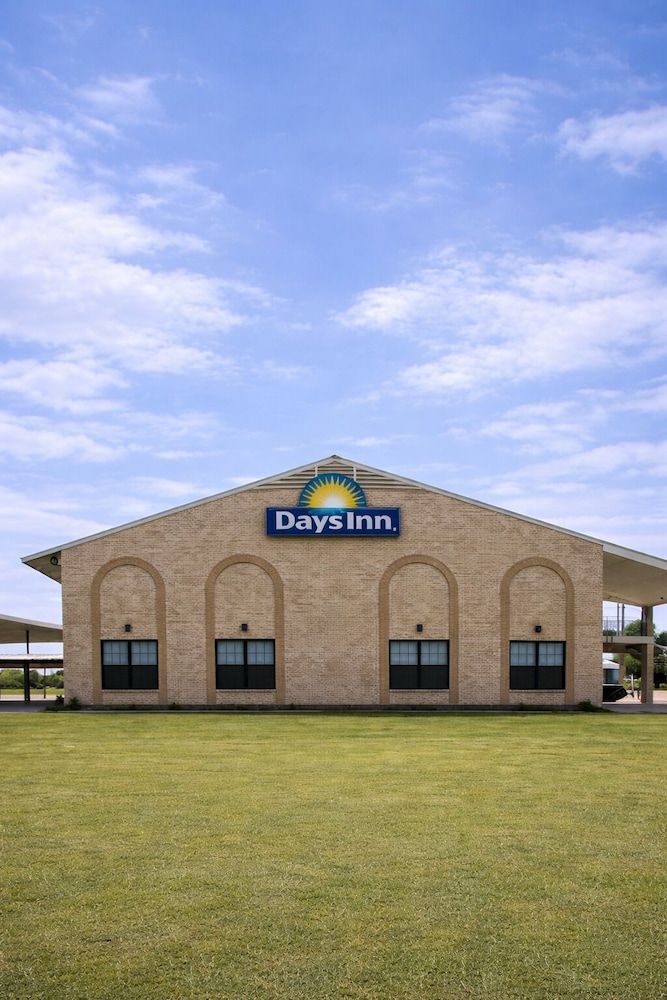 Days Inn & Suites by Wyndham - Canton First Monday Trade Days 1