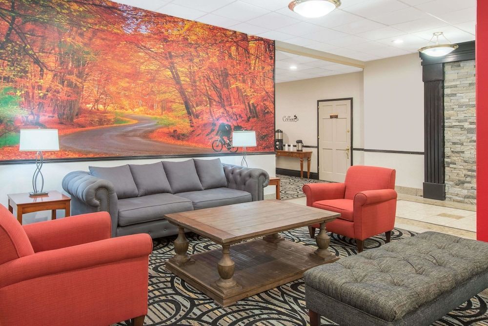Ramada by Wyndham Cumberland Downtown 2