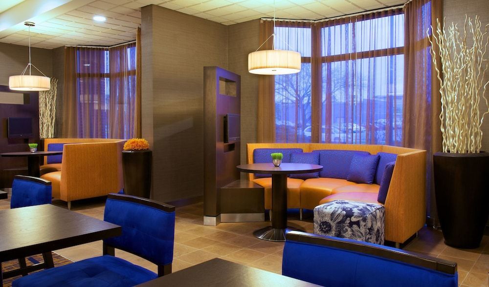 Courtyard by Marriott Bloomington 2