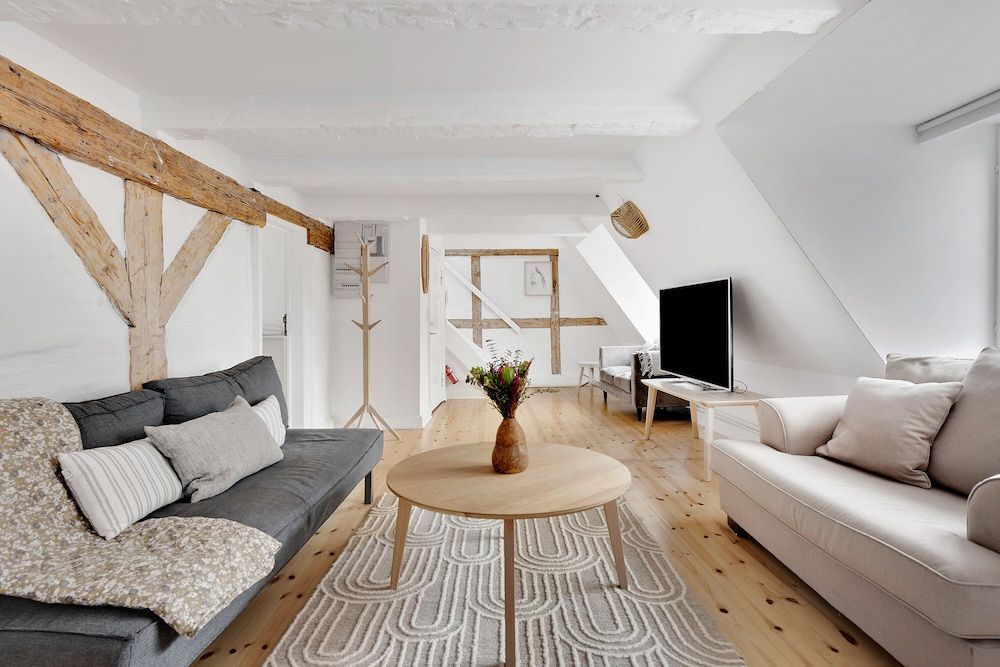 Sanders Penny - Chic 3-bdr Apt in City Center 1