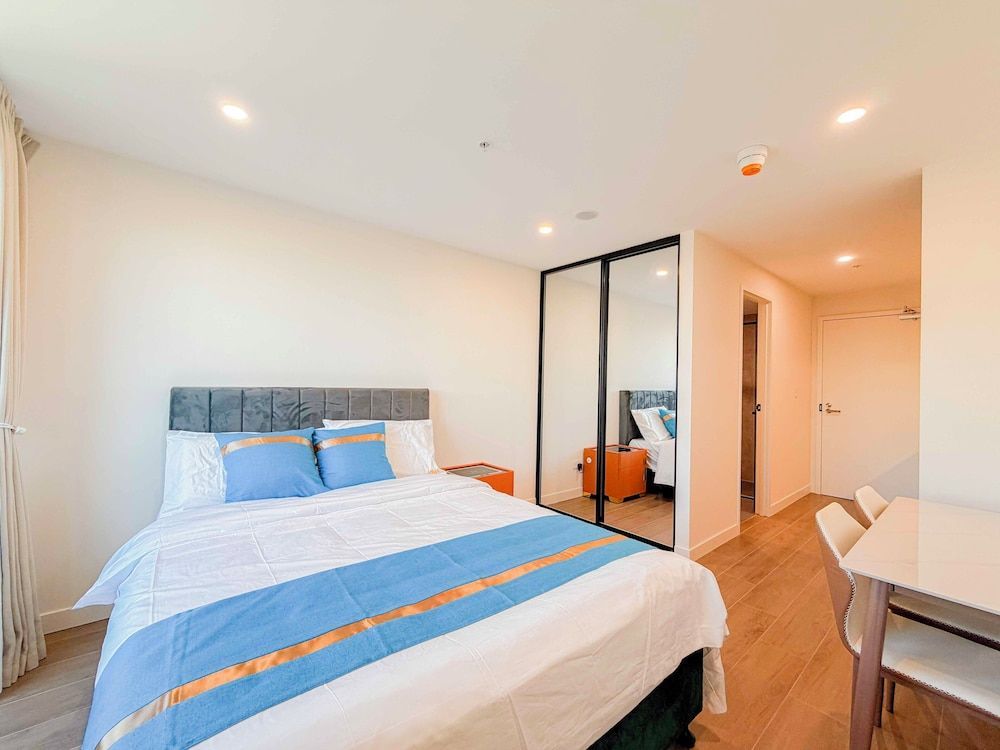 Auburn Studio, Entire Studio with Ensuite toilet and kitchen 1