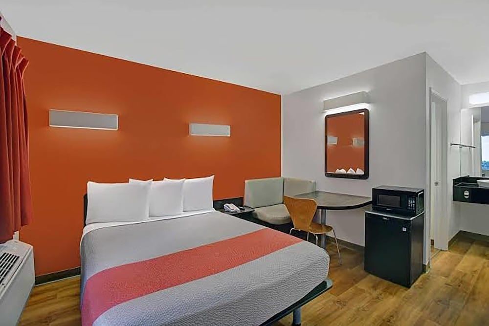 Super 8 by Wyndham Santa Clara 1