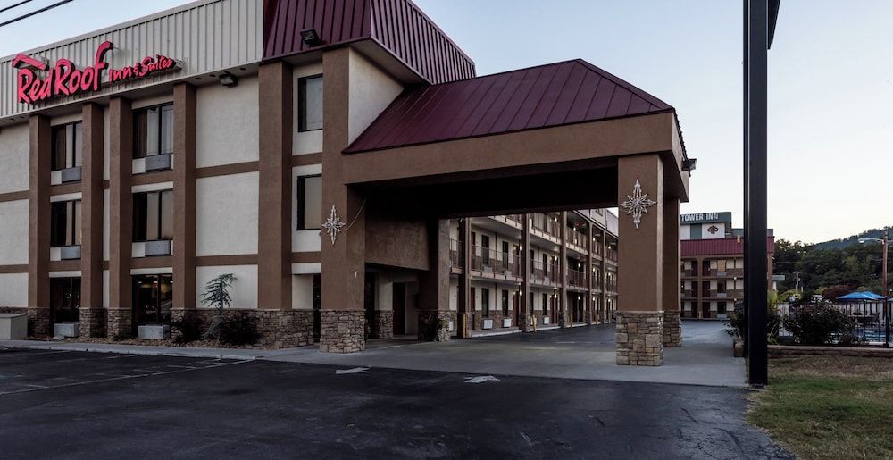 Red Roof Inn & Suites Pigeon Forge Parkway 1