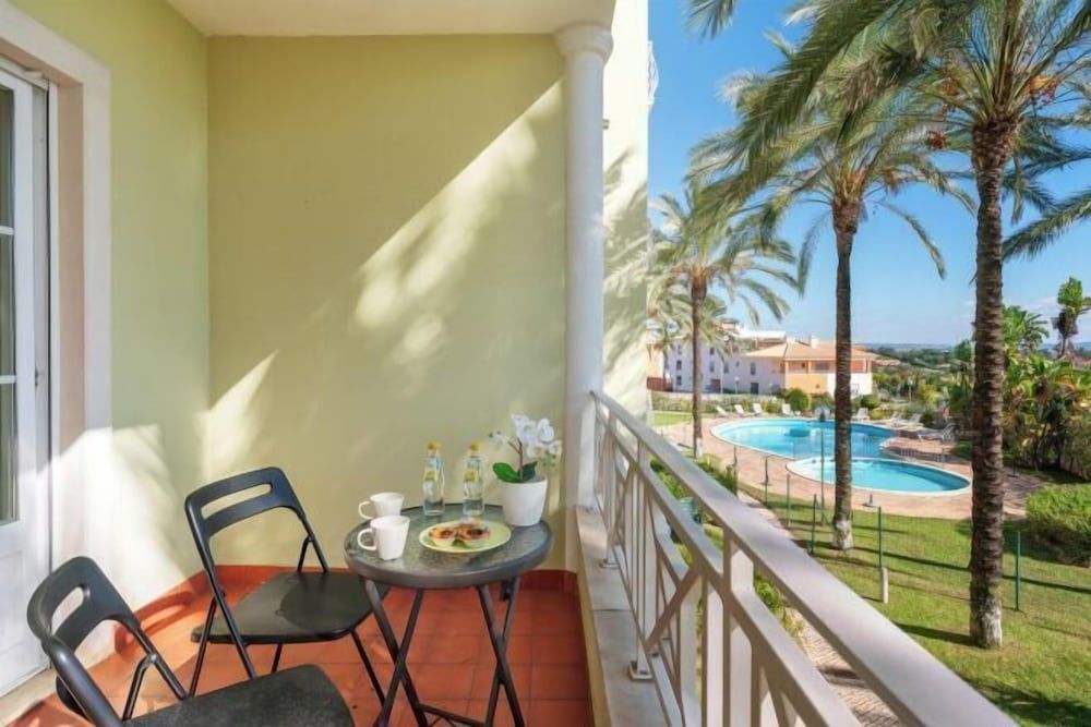 BnB Homes Apartment with cozy Terrace & Swimming pool near the heart city 2