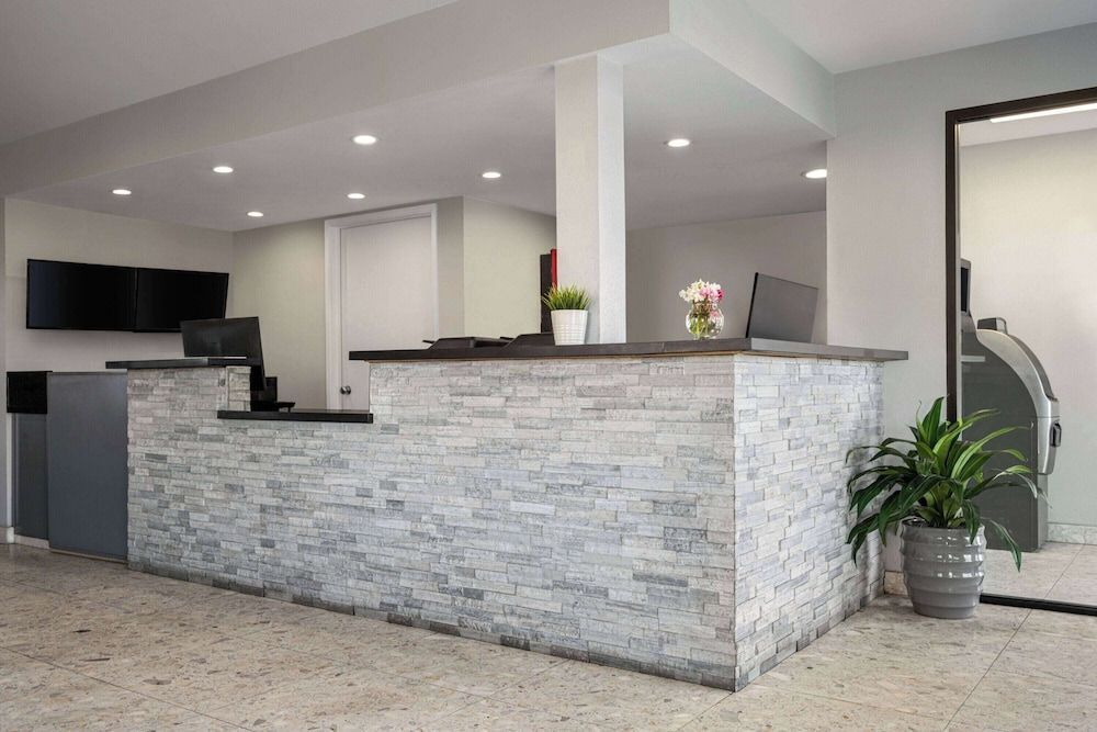 Days Inn by Wyndham Fresno South 1