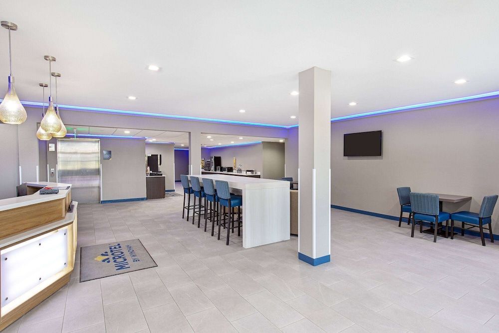 Microtel Inn & Suites by Wyndham Manchester 2