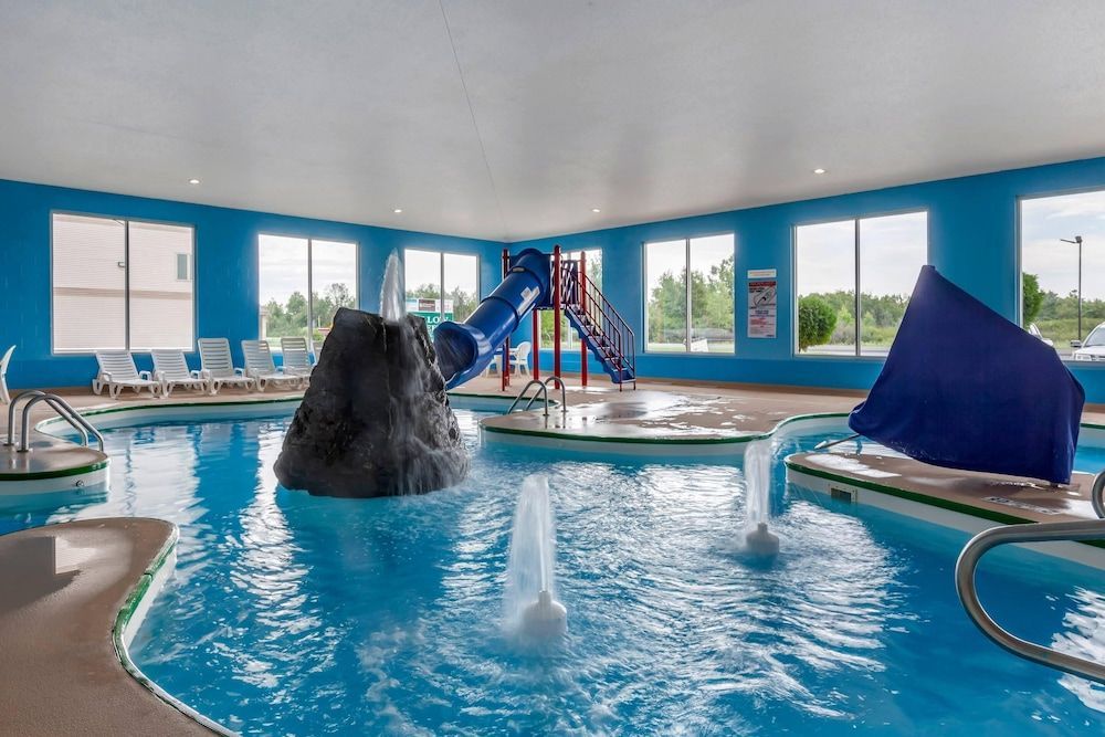 Comfort Suites Escanaba West 1