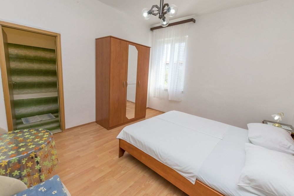 Apartments and Rooms Jakov 2