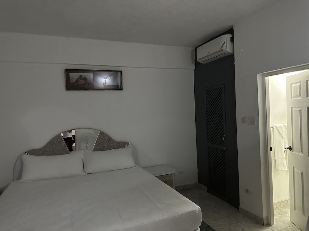 Sleeps2 - Private Pool - King Bed - AirCon 2