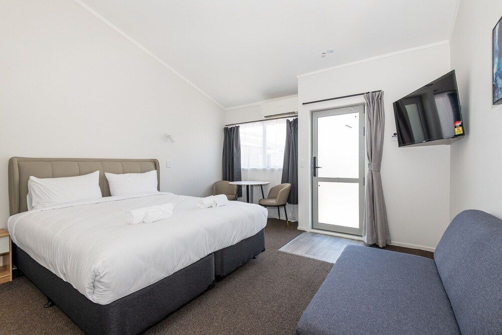 Aurora City Suites Motel 2