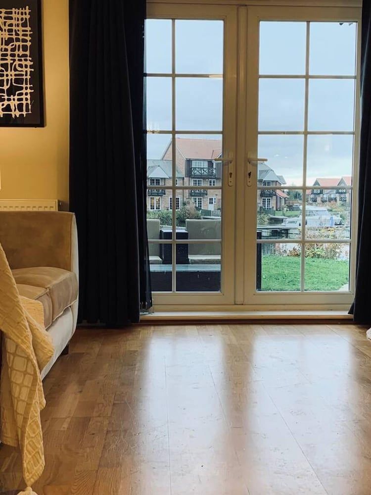 Waterside Townhouse With Balcony And Marina View 2