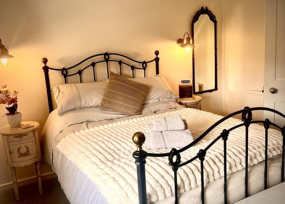 18th Century Cosy Cottage with Stunning Views 2