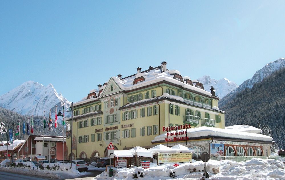 Hotel Dolomiti Schloss 1