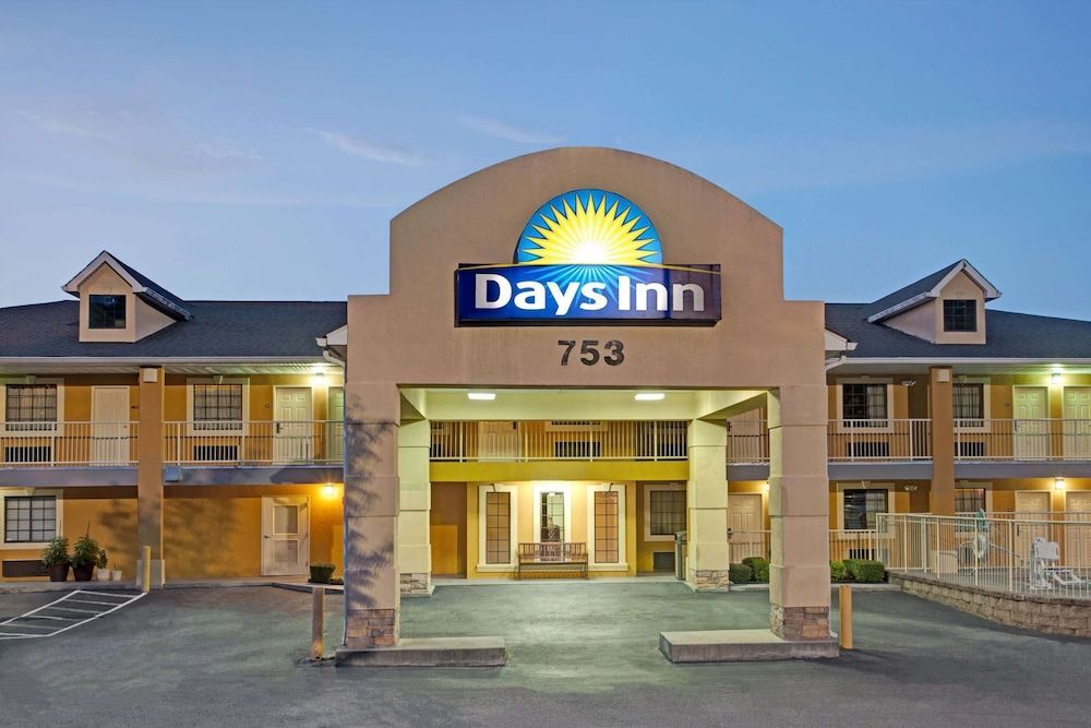 Days Inn by Wyndham Marietta White Water 1