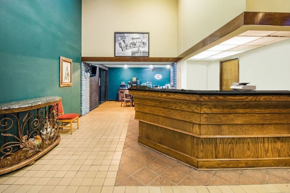 Republic Hotel of Ozona 2