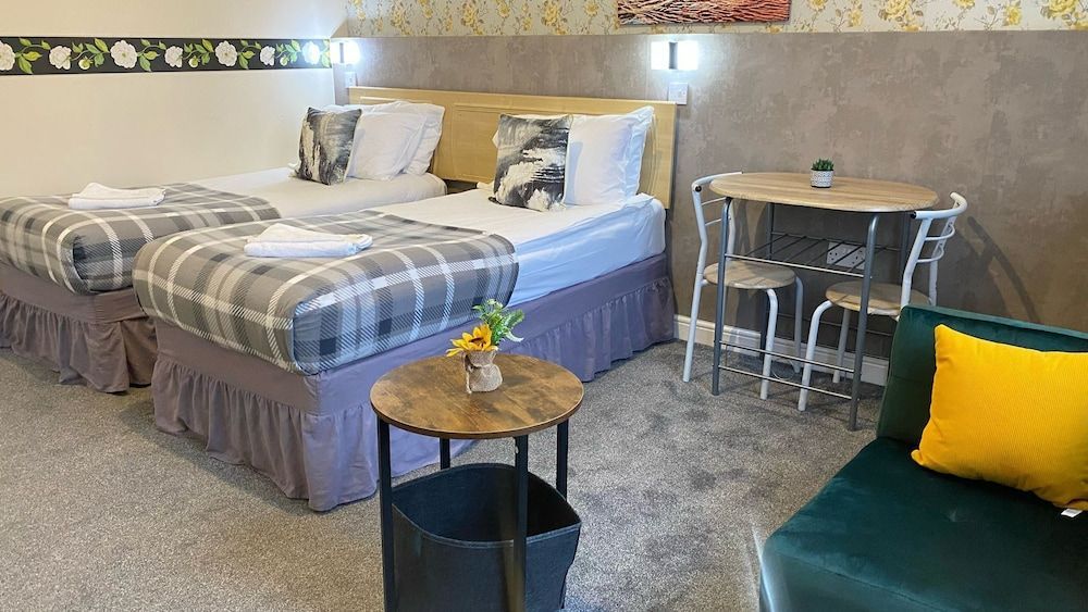 Spacious First-Floor Super King or Twin Studio Apartment with Free Parking 2