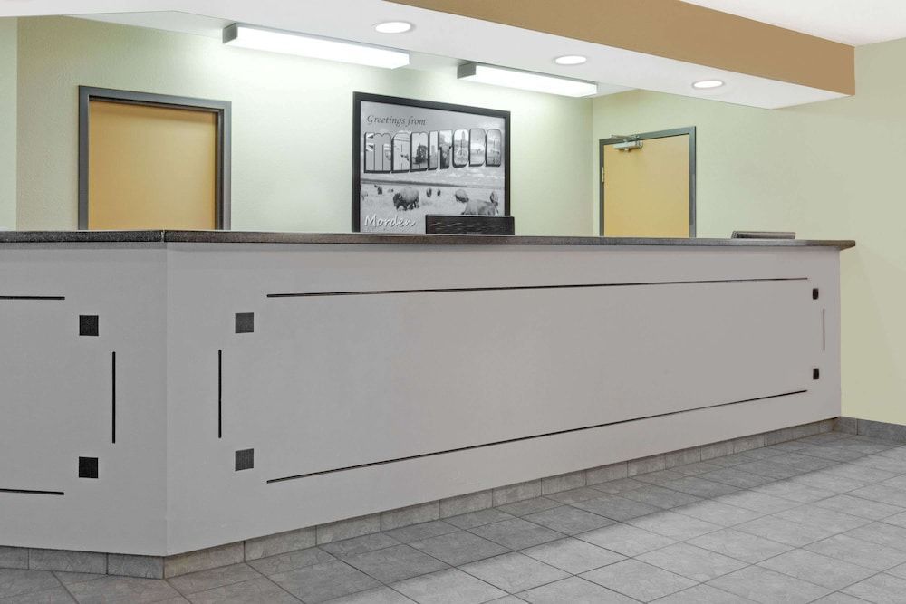 Super 8 by Wyndham Morden 1