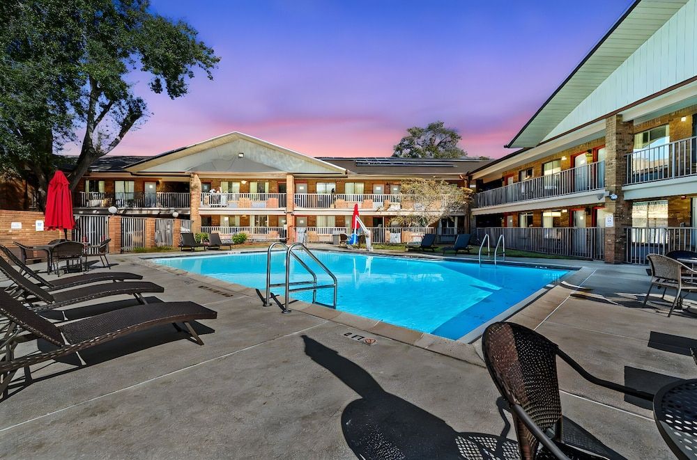 Ramada by Wyndham Temple Terrace/Tampa North 1