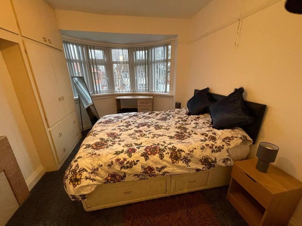 3-bed House - Sleeps 5 With Free Parking 2