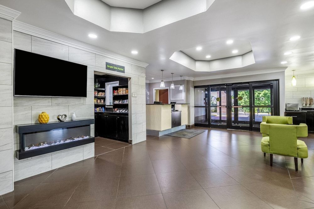 La Quinta Inn & Suites by Wyndham Louisville East 2
