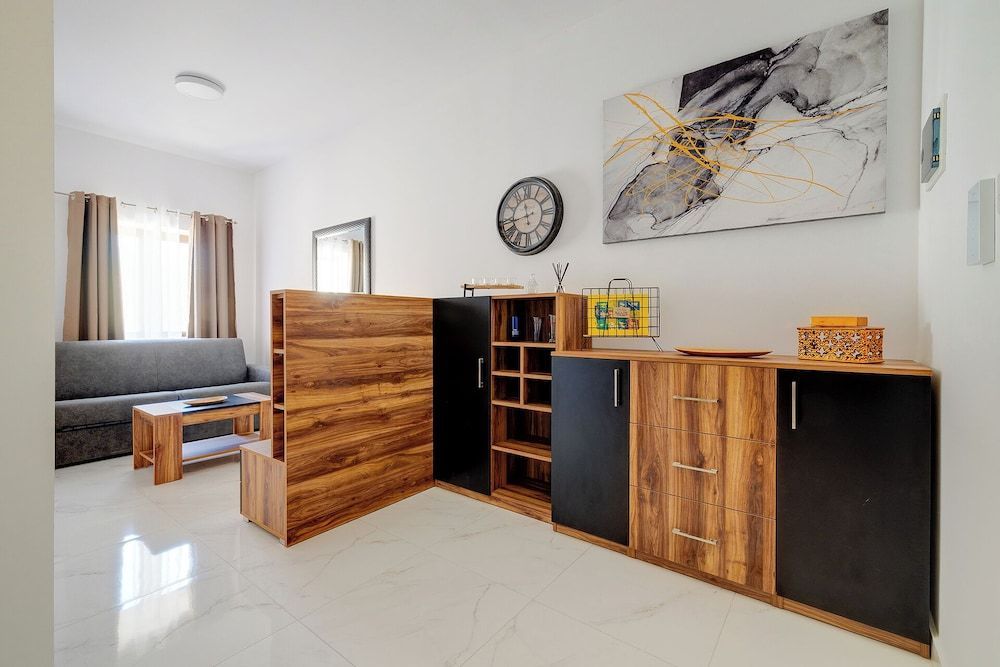Modern 1BR Apartment Steps From the Promenade 1