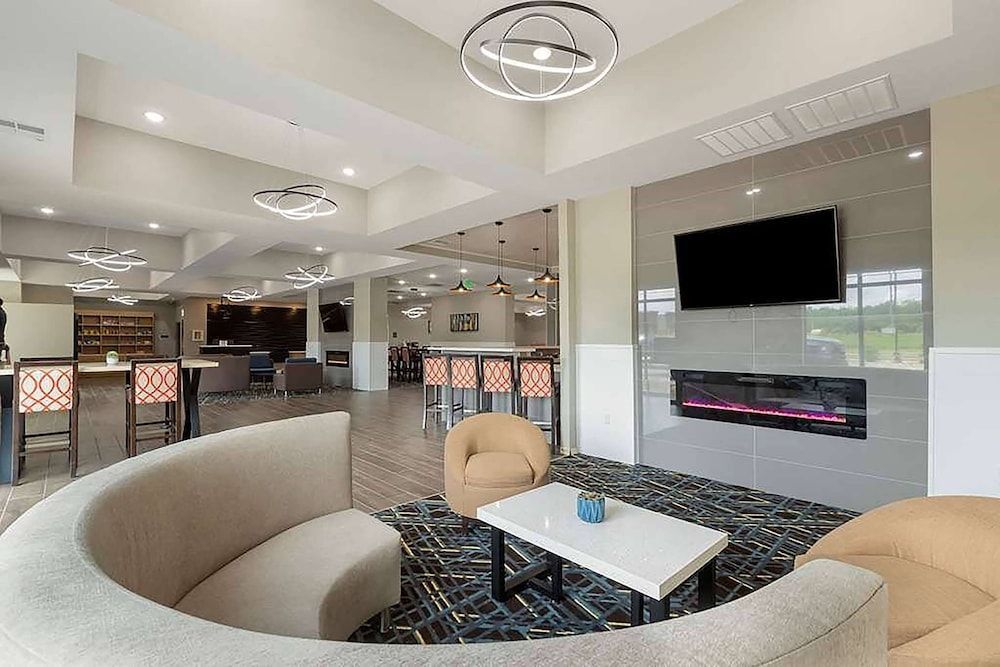La Quinta Inn & Suites by Wyndham Coralville Iowa City 2