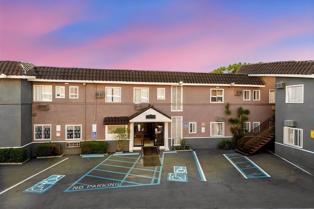 Encore Inn Inglewood 1