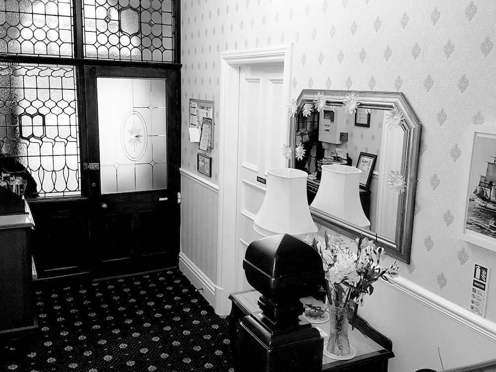 Crescent Lodge Guest House 2