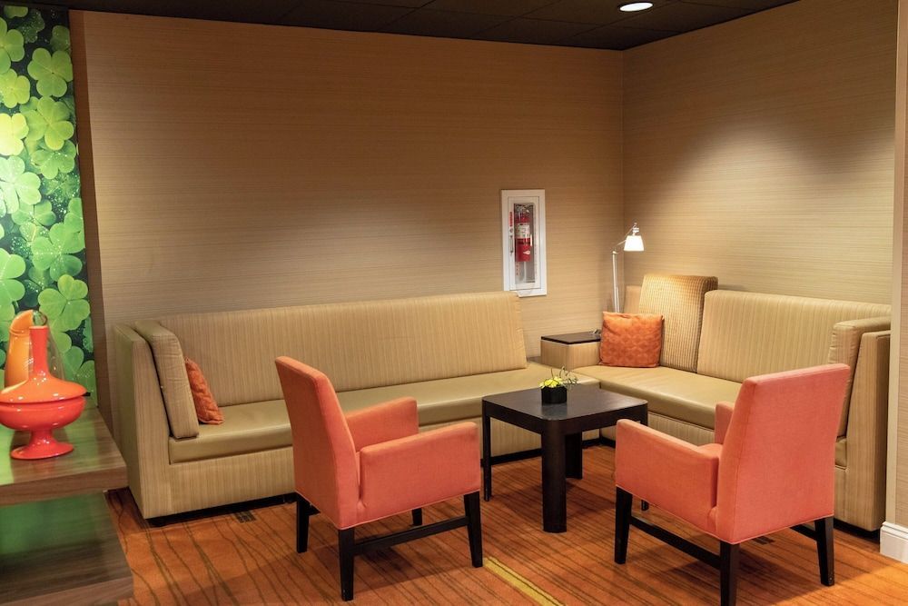 Courtyard by Marriott Erie Ambassador Conference Center 2