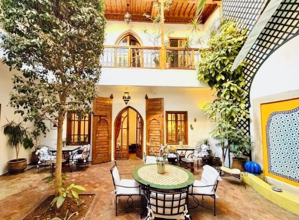 Riad Scarlett 1