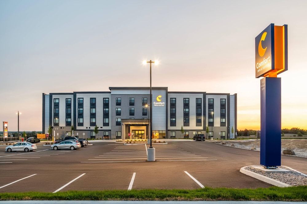 Comfort Inn & Suites 1