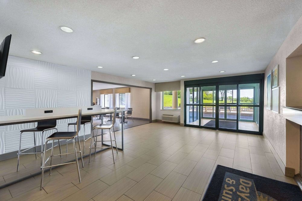 Days Inn & Suites by Wyndham Kansas City South 2