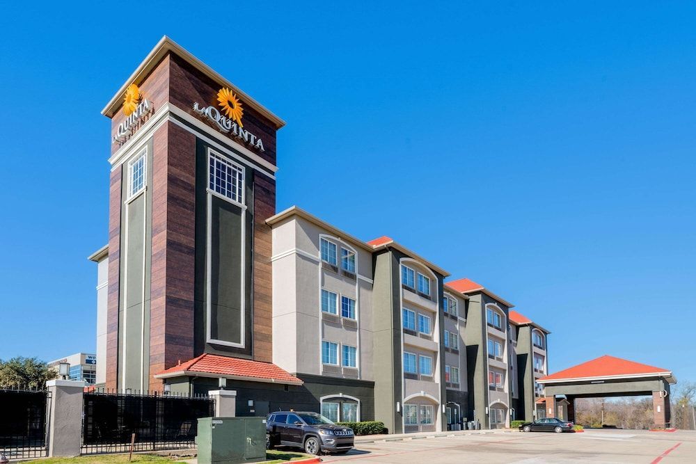 La Quinta Inn & Suites by Wyndham Fort Worth Arlington West 1