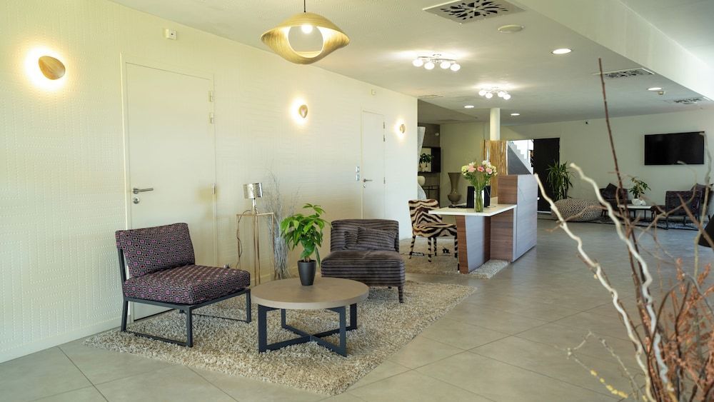 Appart'Hôtel Piscine Montaigu 2
