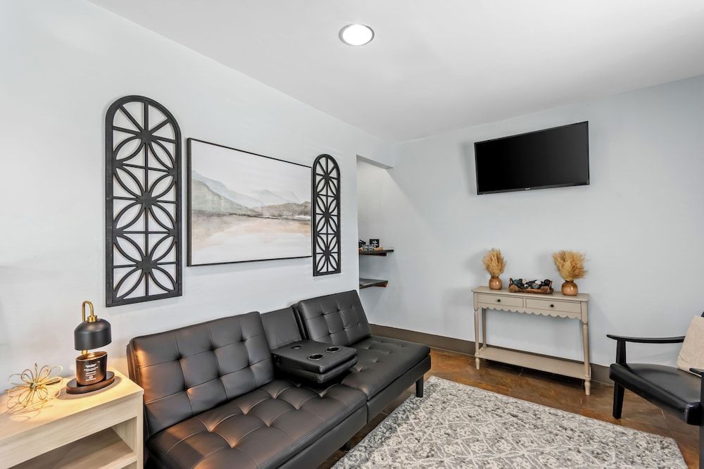 Birch Hill Suites Clarksville-Louisville North 1