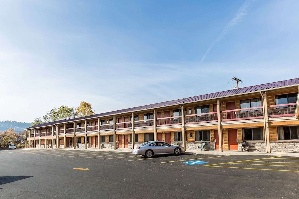Econo Lodge Inn & Suites Kalispell - Glacier National Park Gateway 1