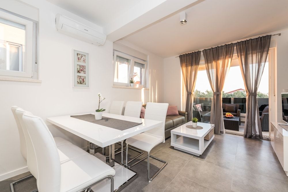 Villa Magnifica apartments with pool 1