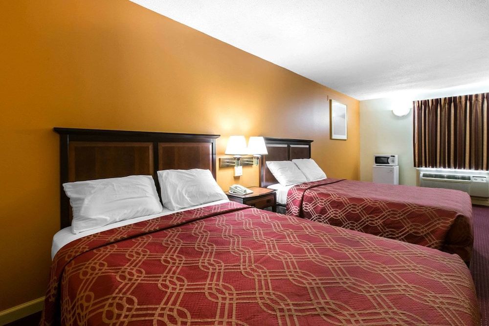 Econo Lodge At Six Flags 2