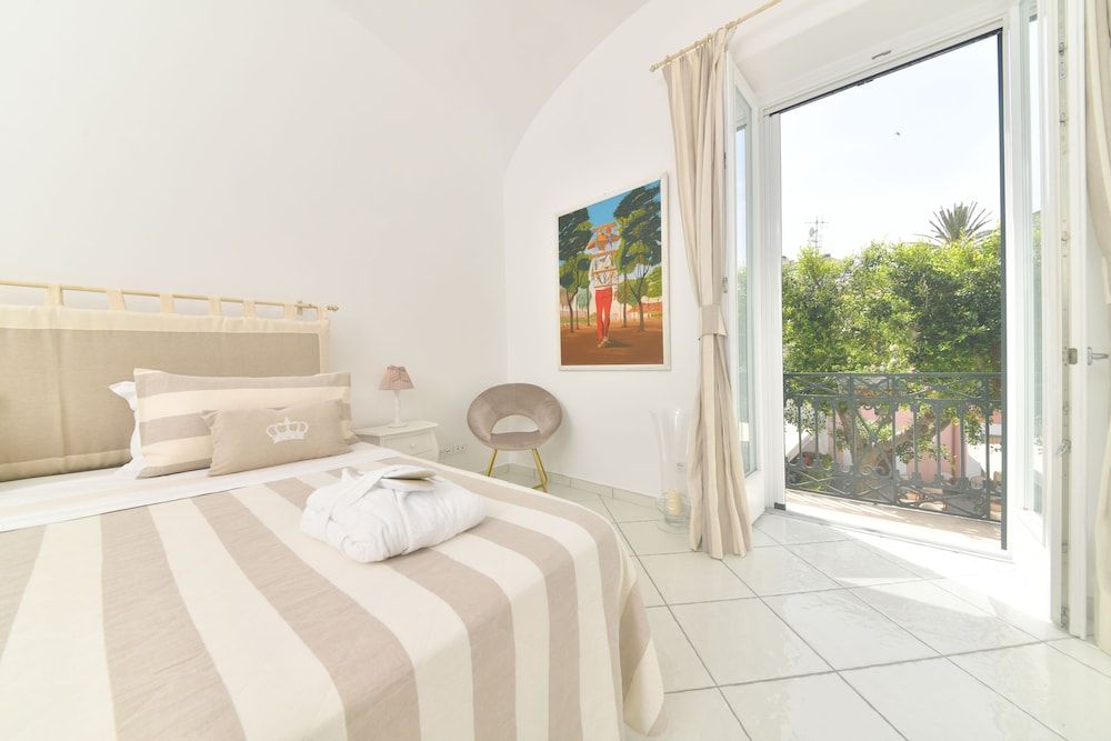 Queen Suite - Luxury Rooms 2