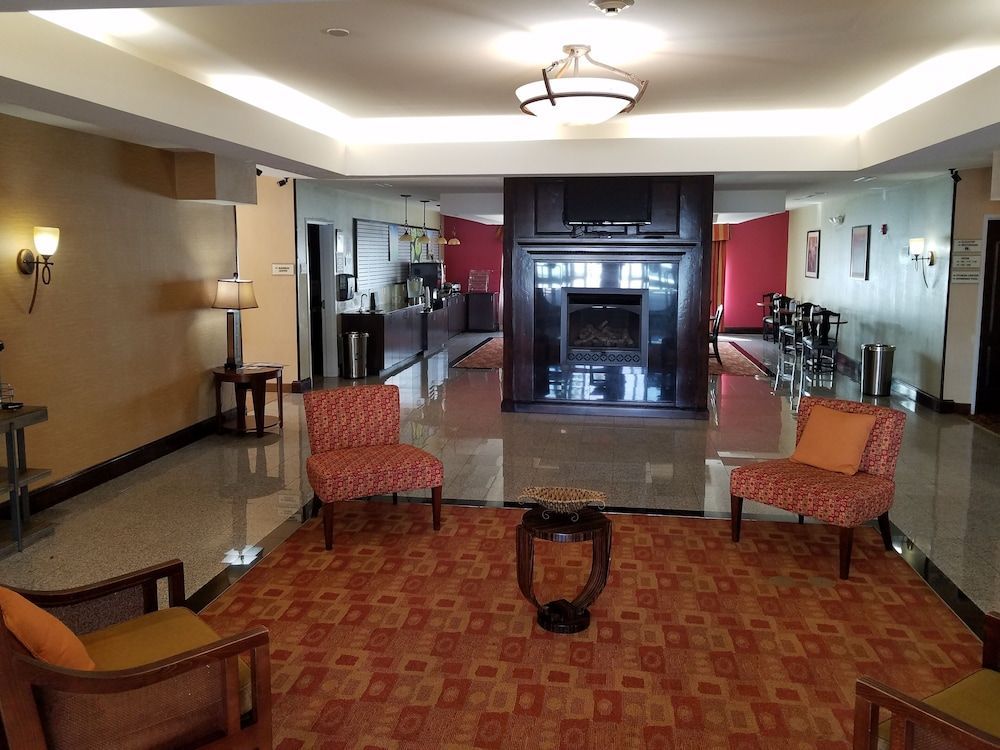 La Quinta Inn & Suites by Wyndham Atlanta-Union City 2