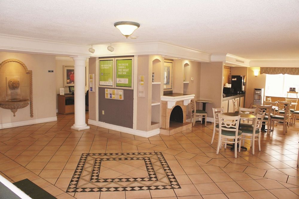 La Quinta Inn by Wyndham Kansas City Lenexa 2