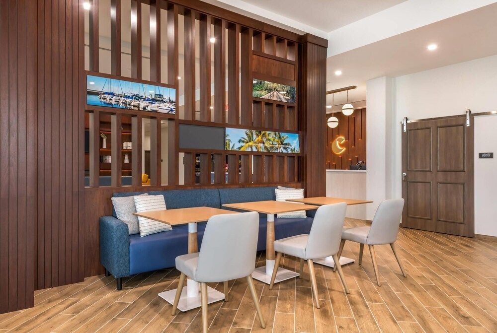 Comfort Inn & Suites Orlando Sanford Airport 2