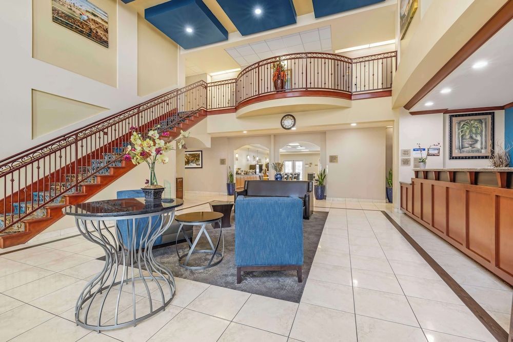 Best Western Plus Lake Elsinore Inn & Suites 2
