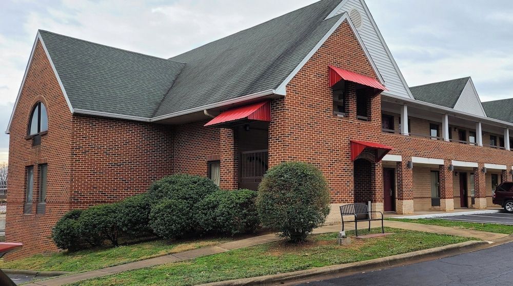 Red Roof Inn & Suites Cornelius – Lake Norman 1