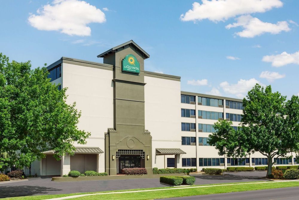 La Quinta Inn & Suites by Wyndham New Orleans Airport 1