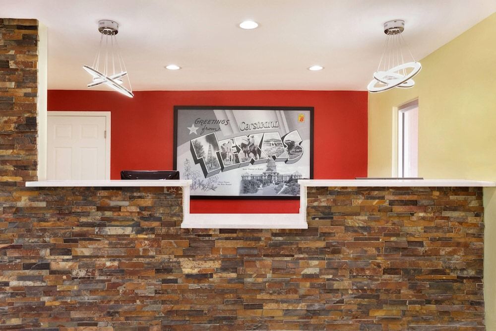 Super 8 by Wyndham Corsicana 1
