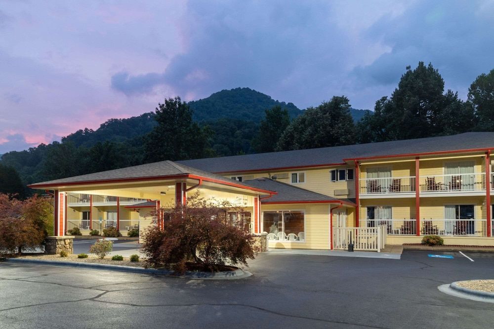 Ramada by Wyndham Maggie Valley 1